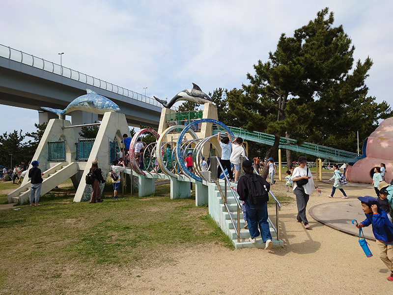 公園で遊ぶ子どもたち