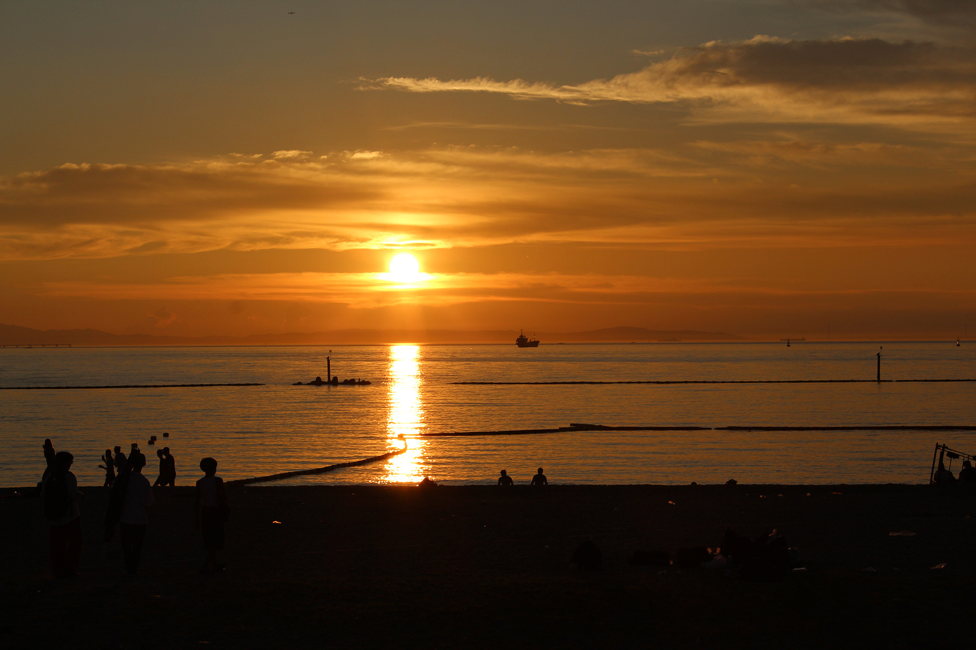 二色の浜の海に沈む夕陽