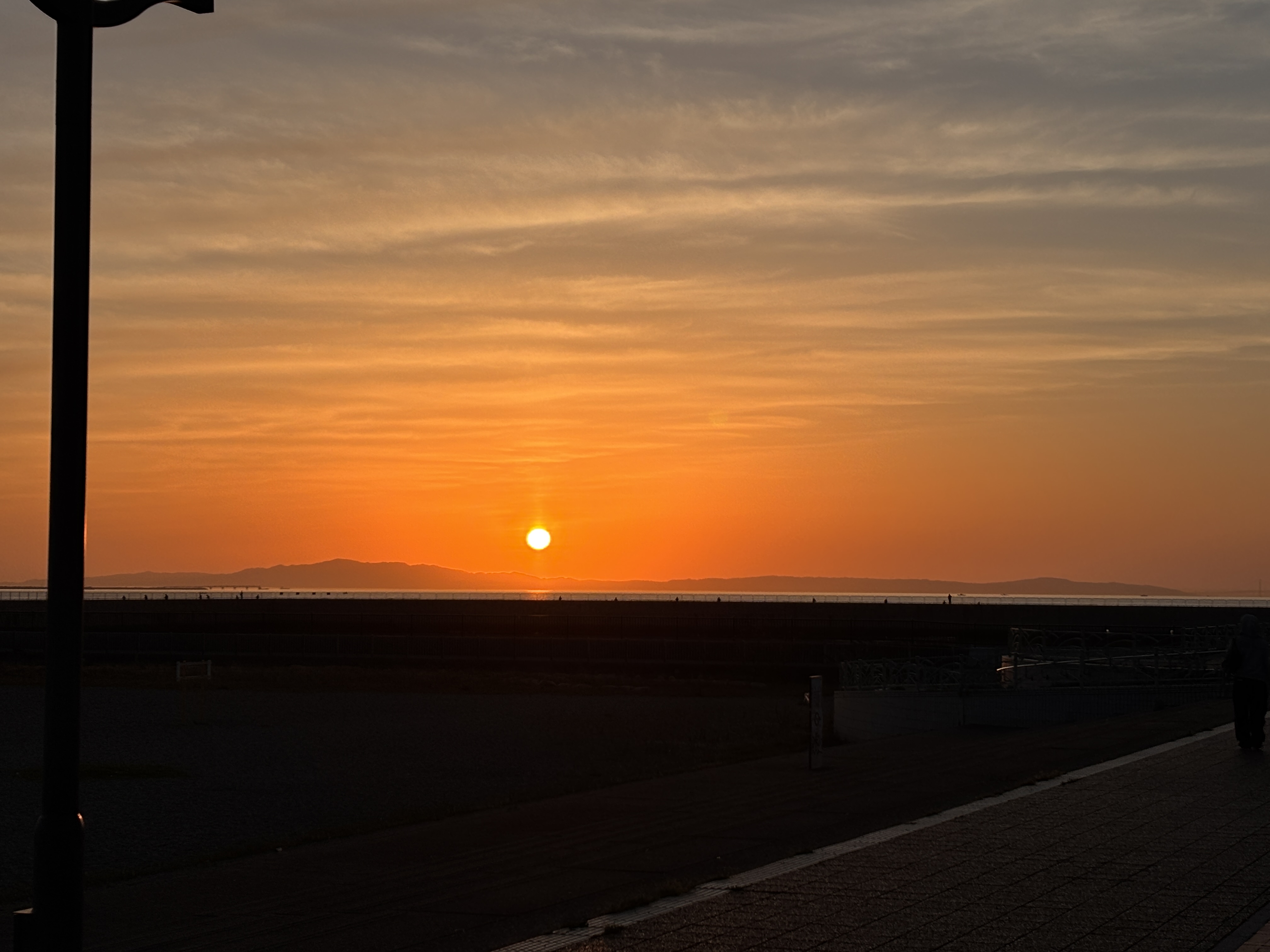 チェックアウト後に二色の浜で夕陽を楽しむ様子